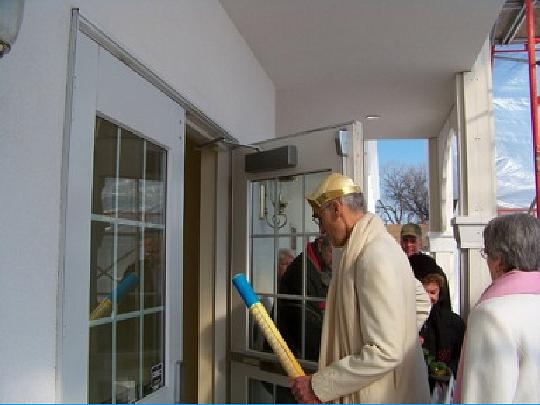 08 Muhurt.jpg - On 4 March 2009, Raja Graham, Raja of Invincible Norway, and former Raja of Minnesota, leads the group into the Minneapolis Peace Palace at the proper Muhurta, or most auspicious starting time, for entering the new building.